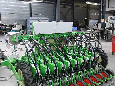 Koppert-machines-trailed-precision-sowing-machine-radish-lettuce