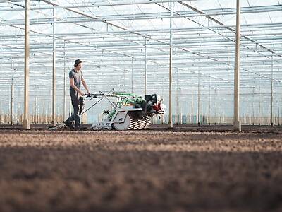 Koppert-machines-sowing-radish-lettuce